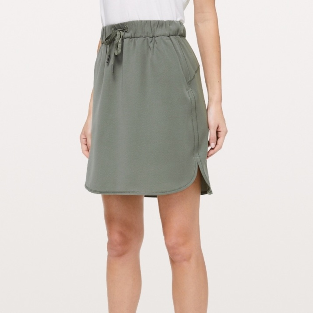 Lululemon On the Fly Skirt Size 8 - Sage Green